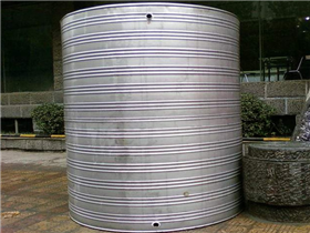 Vertical water tank
